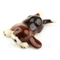 Puppenhaus Miniatur Keramik Schlafender Beagle Welpe