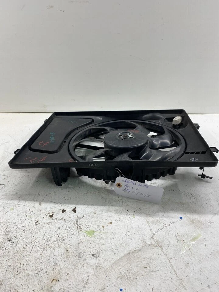 ¡DEFECTO! Cubierta del ventilador de refrigeración del radiador Hyundai Elantra 2011-2013 y motor OEM Foto 3 de 4