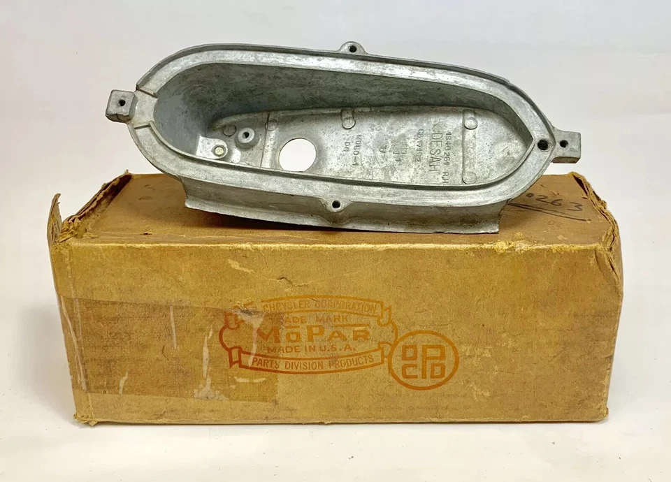 Carcasa de luz de freno trasera derecha del pasajero DeSoto 1950-1951 1340263 NOS. Foto 4 de 4