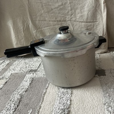Vintage Presto Pressure Cooker Aluminum 01/PA Jiggler, Insert