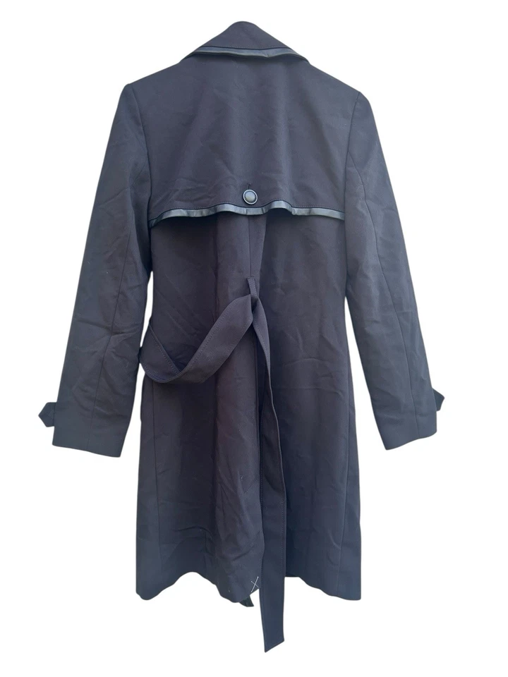 Gabardina negra pequeña con cinturón moderna Express para mujer nueva con etiquetas precio de venta sugerido por el fabricante 178,00 Foto 2 de 4