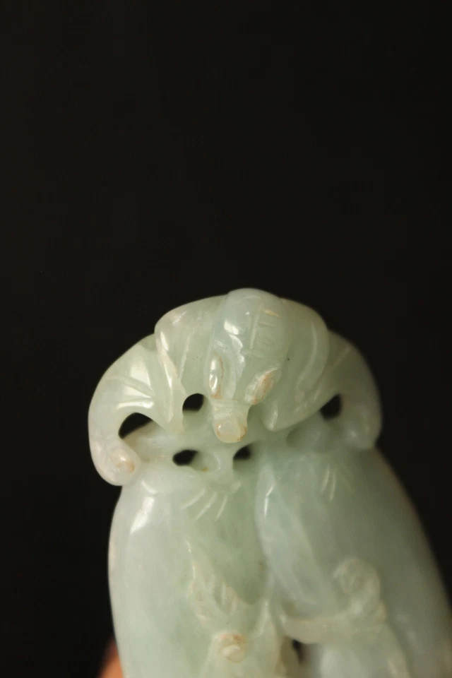 Colgante de jadeíta de finales del siglo XIX en forma de dos vainas de guisantes con un murciélago en la parte superior Foto 4 de 4