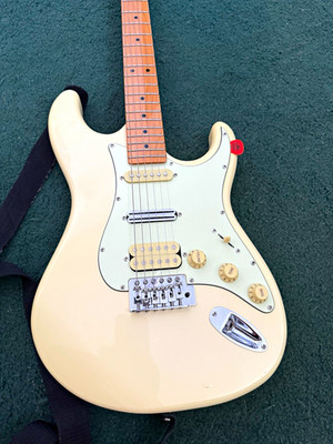 Tagima TW Series 540 Cream Solid Body Electric Guitar RH Maple 22-Fret