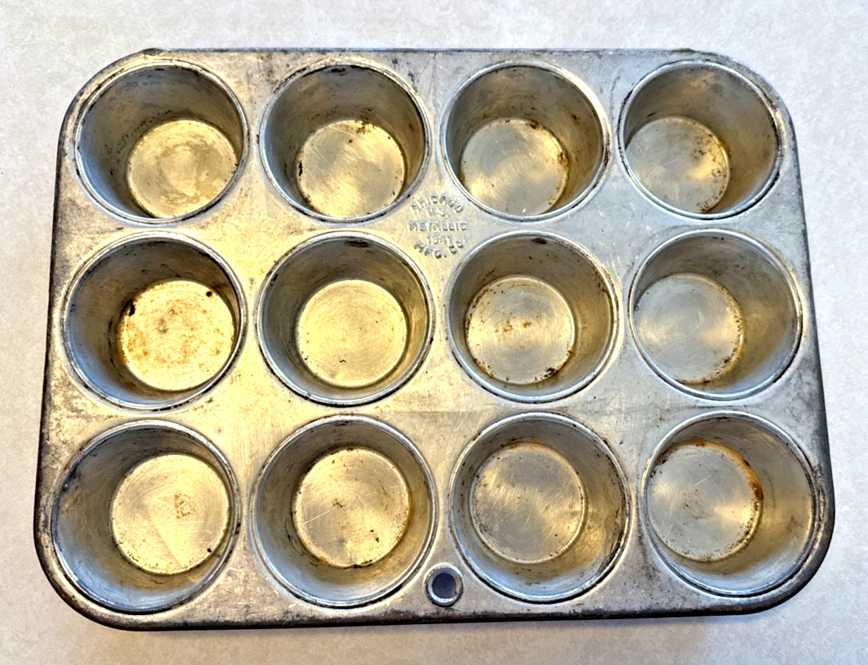 Vintage 1941 Chicago Metallic Mfg. Co. Muffin Pan 12 Holes
Opens in a new window or tab