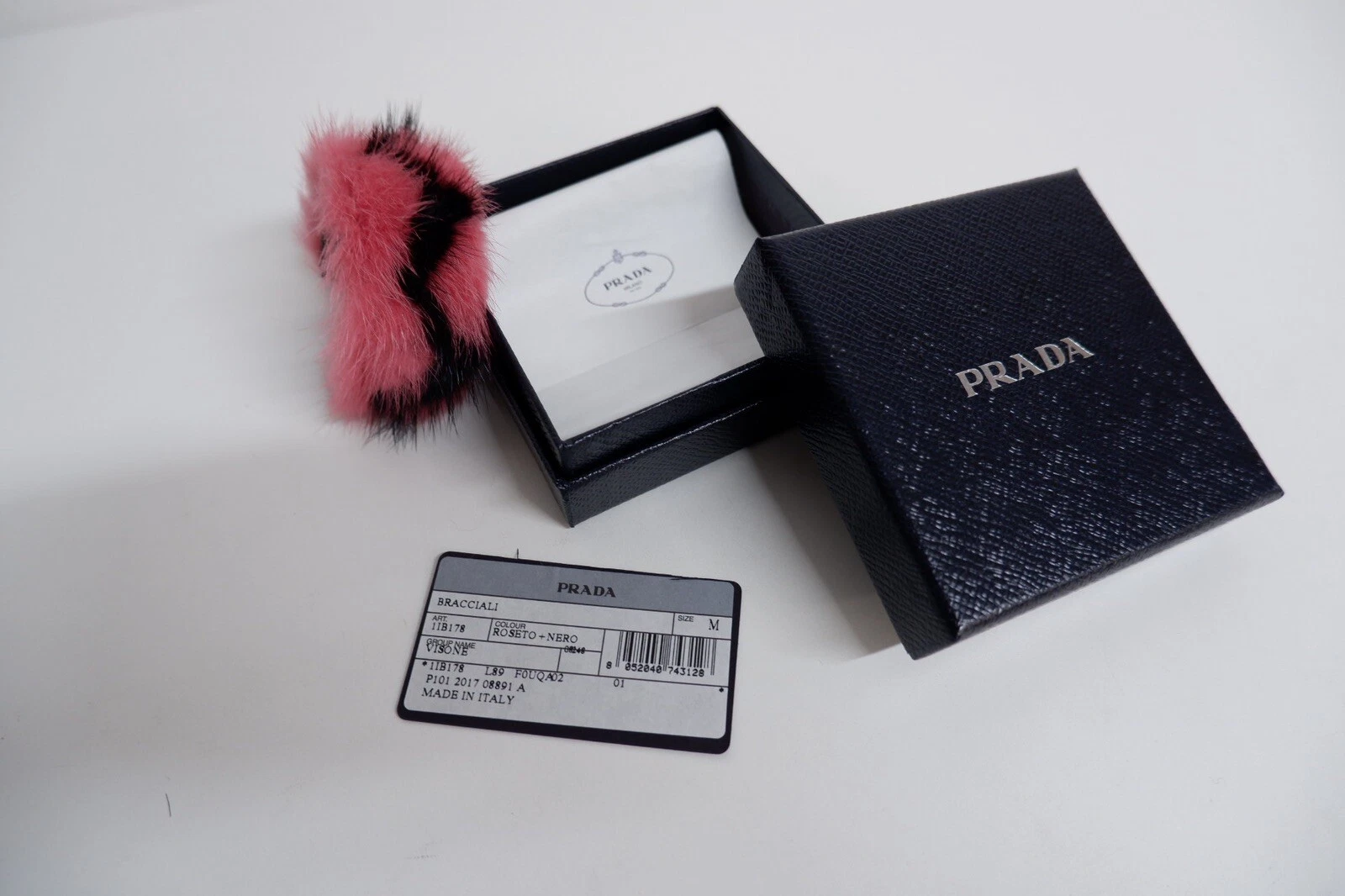 Bracciale donna Prada NUOVO IN SCATOLA pelliccia di visone braccialetto rosa nero prezzo al pubblico £ 200