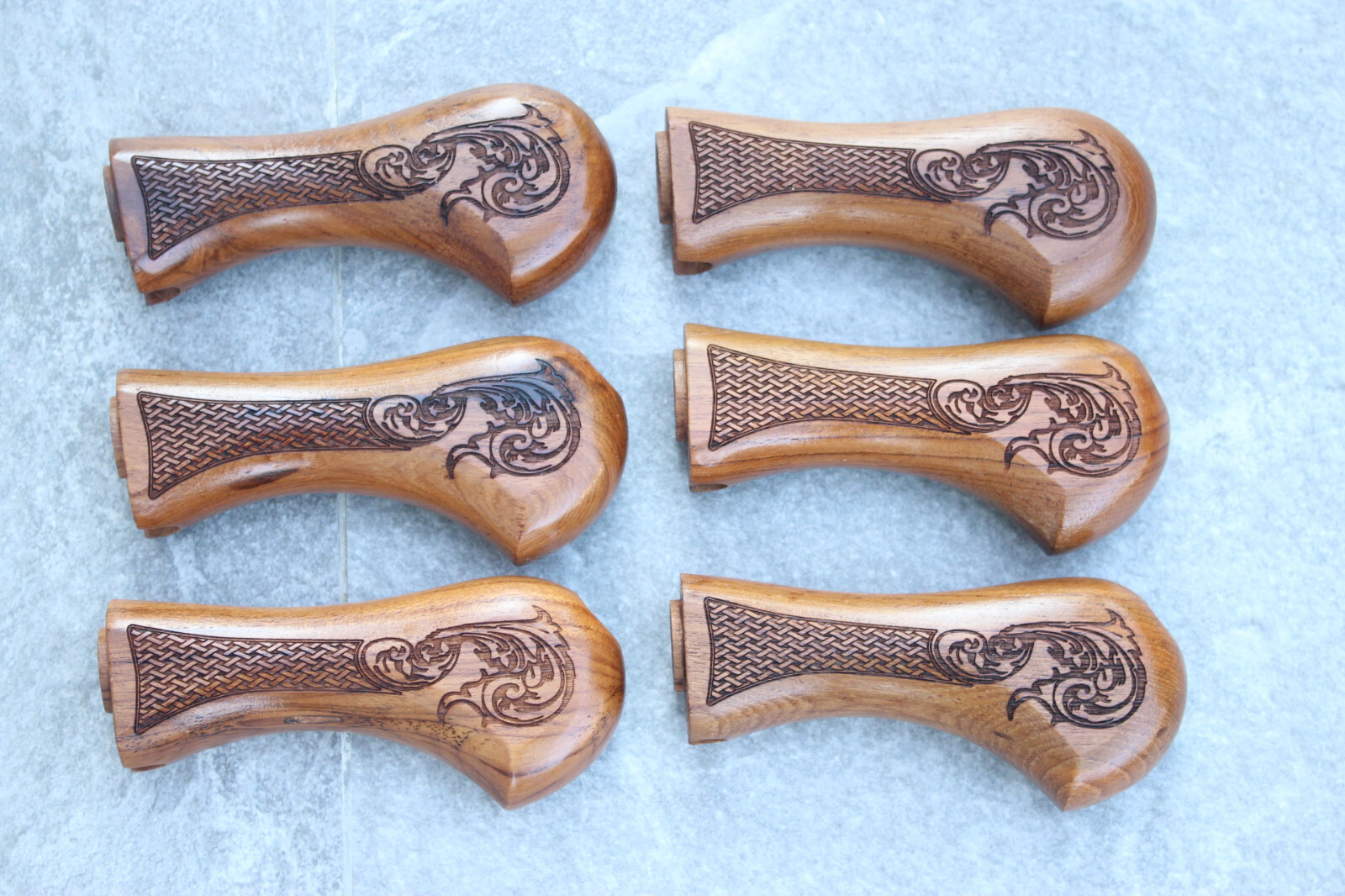 BIRDS HEAD STOCK GRIPS FOR MOSSBERG 590, 500 12&20 GA. ENGRAVED