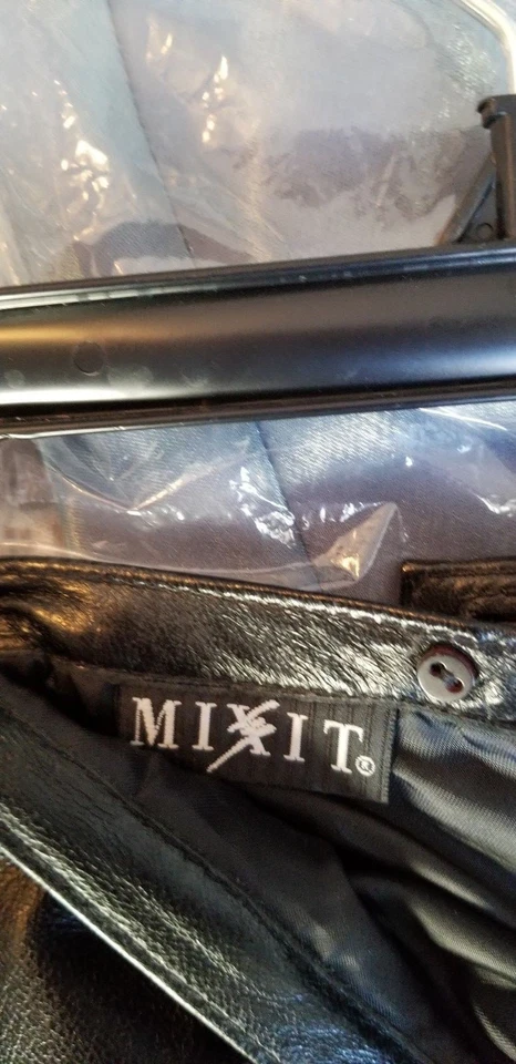 Falda CUERO negra talla 4 ligeramente usada Foto 4 de 4