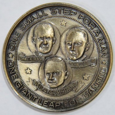 APOLLO 11 FIRST FOOTPRINTS ON THE MOON MEDAL ALDRIN COLLINS ARMSTRONG GIANT LEAP