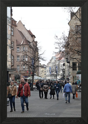 Geschäftige Straßenszene in europäischer Stadt Gerahmtes Wandbild Poster Leinwanddruck Bild