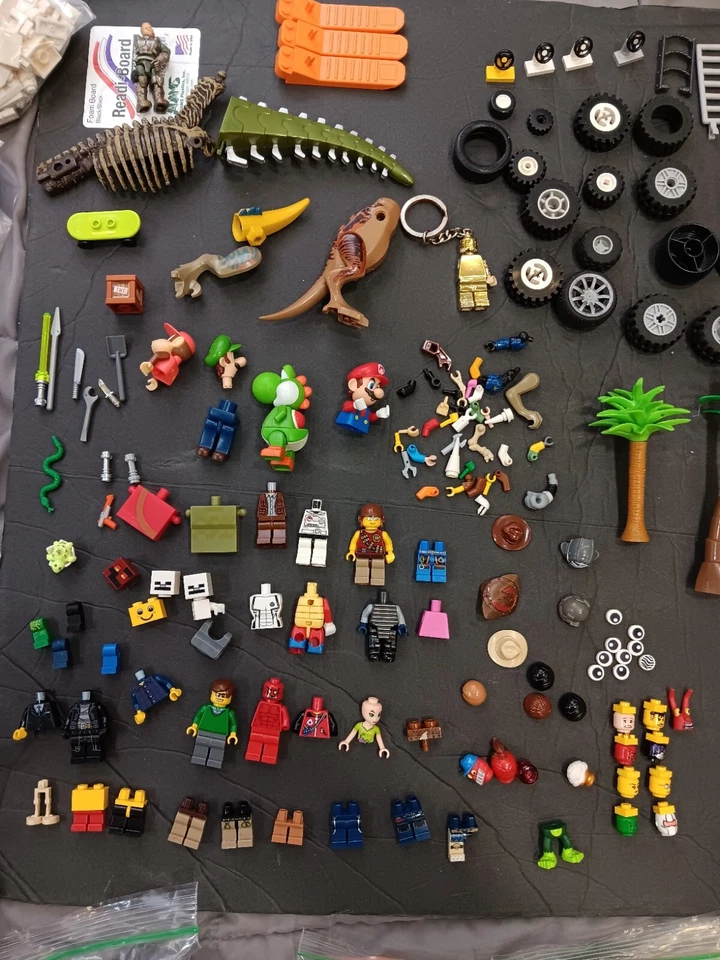 Enorme lote de estatuetas e acessórios LEGO + 8 LIBRAS de blocos de construção - Imagem 2 de 4