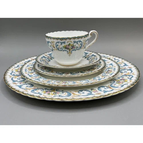 Beautiful elegant Service for 4 Paragon China Floral Fantasy 20 Piece set