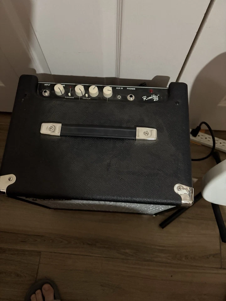 Bajo escala corta Squire Bronco + amplificador de bajo Fender Rumble Foto 3 de 4