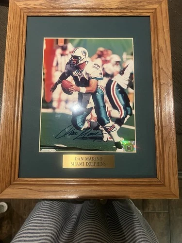 Dan Marino Hand-signed 8x10 Photo In Frame with  Certificate of Authenticity