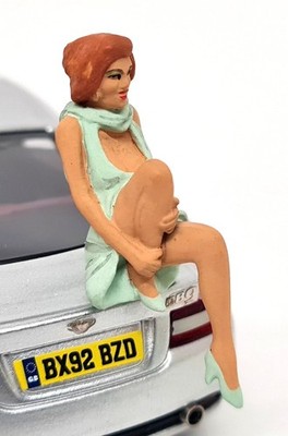 Omen 1/43 Figures Lady Sitting Green Dress White metal diorama Hand painted