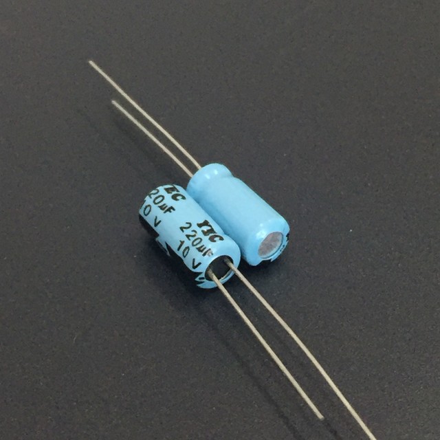 Конденсатор 220uf 10v