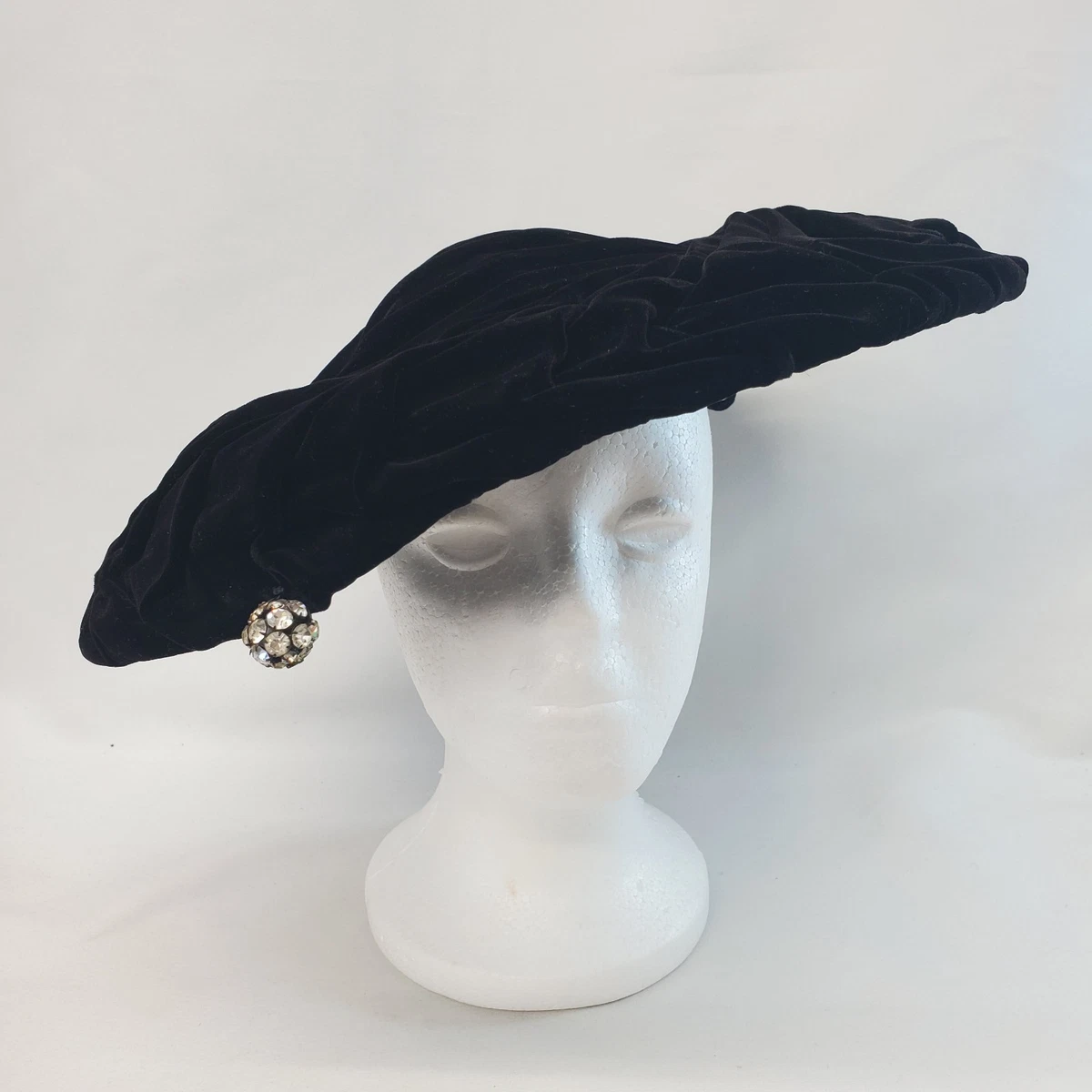 VTG Black Velvet Hat W/Black Bow & White Fur Cloche Hat Winter Pillbox Hat RARE! An item with a lot of history, NOT a trend. Read my article  main image 2