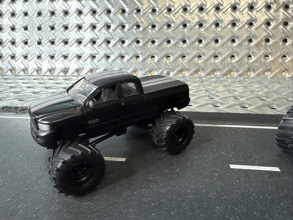 De colección 1984 '81 Bear Foot Road Champs Rojo 4X4 GMC Pickup + Juego de Camioneta Dodge Foto 3 de 4