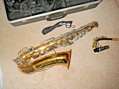 SOLID QUALITY BUNDY BY SELMER CO. U.S.A. ALTO SAXOPHONE + CASE