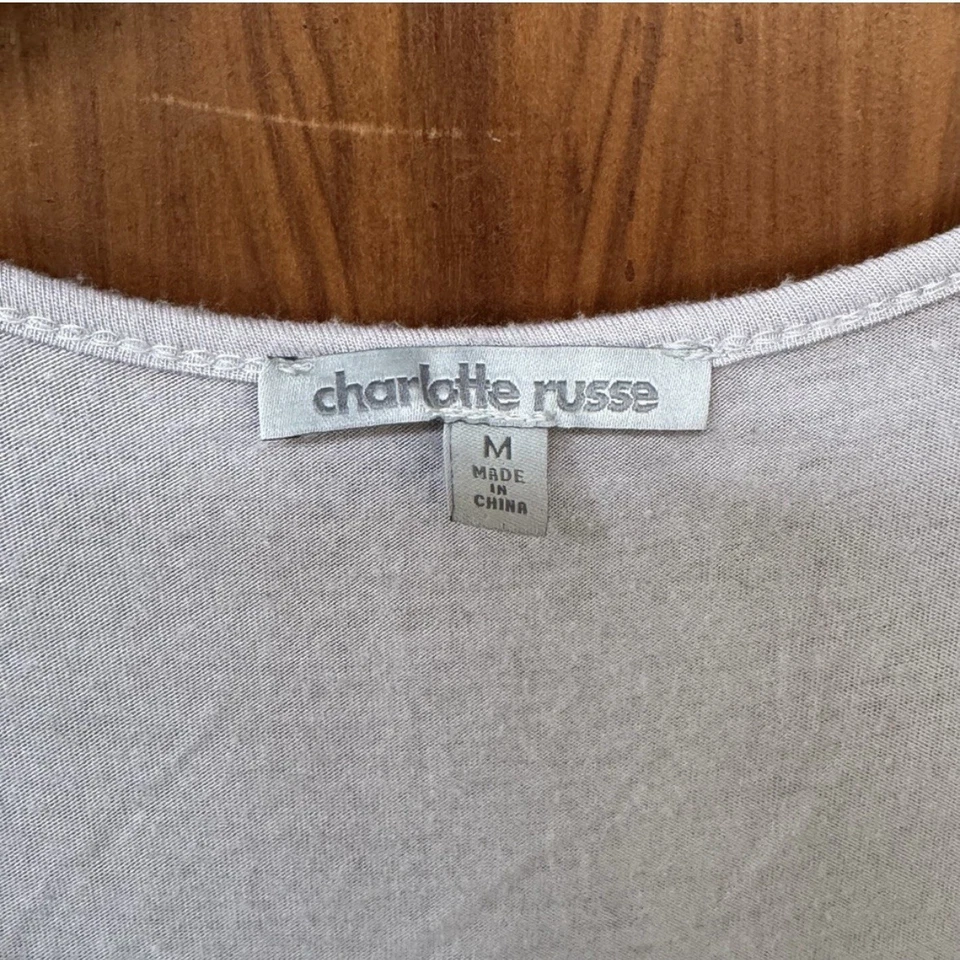 Camiseta sin mangas Charlotte Russe plateada con lentejuelas, espalda tejida, cuello redondo M) Foto 3 de 4