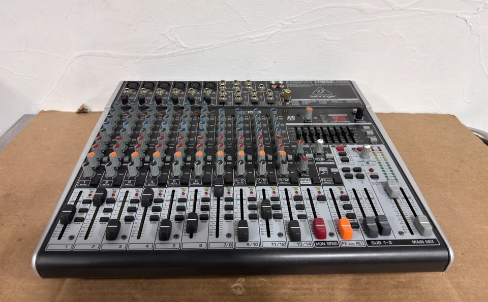 Behringer Xenyx X1832USB - Mezclador analógico de 18 entradas Foto 3 de 4