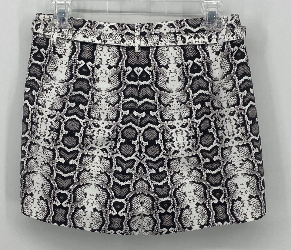 Pantalones Cortos Mujer Express Usados Talla 6 Estampado Serpiente, Cinturón y Bolsillos Foto 2 de 4