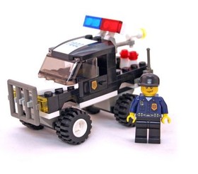 POLICE 4WD and UNDERCOVER VAN, Lego World City: Police 7032 - NEW in Sealed Box!