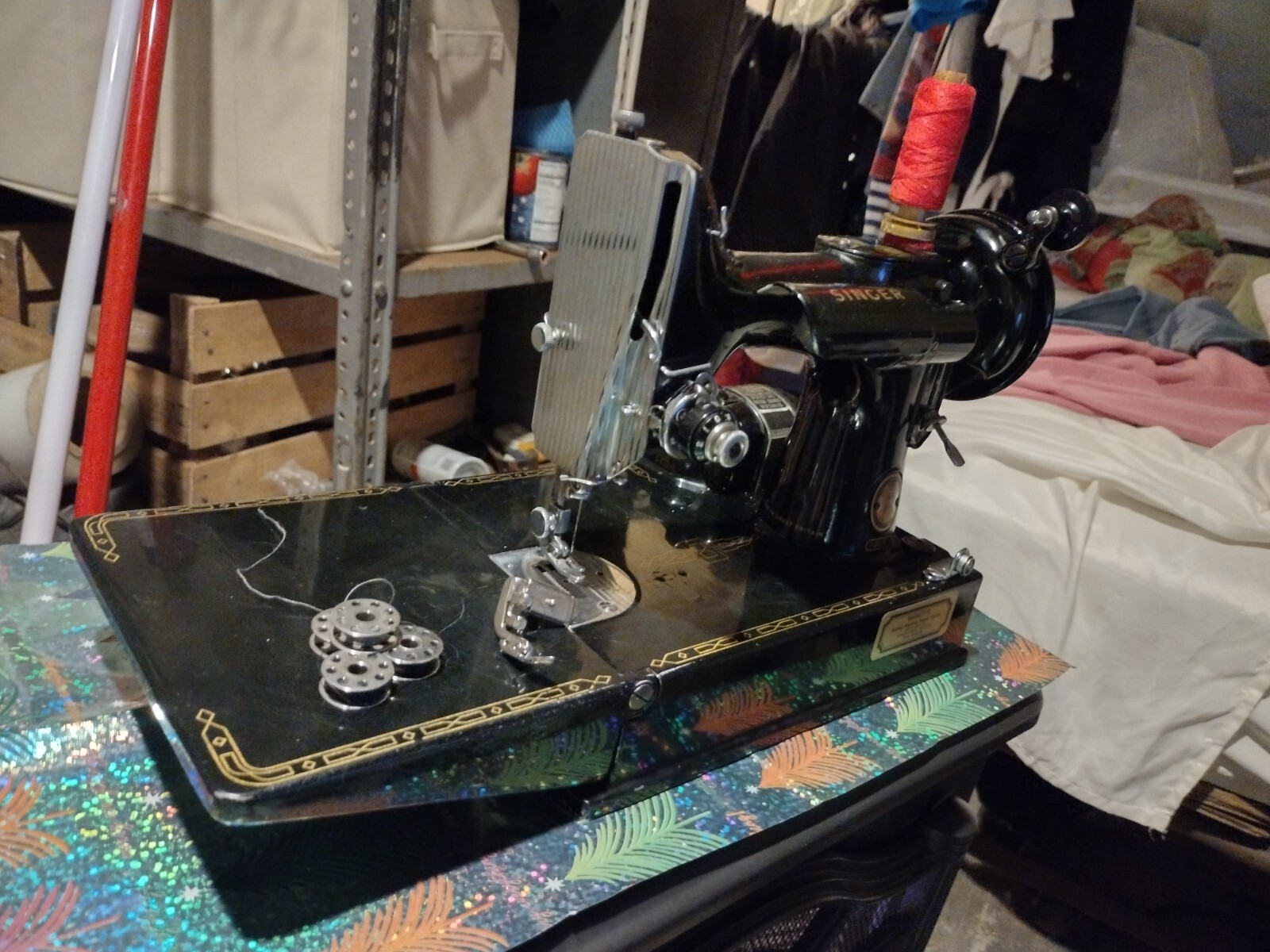 ANTIQUE 1950 SINGER SEWING MACHINE FEATHERWEIGHT MODEL 221 1 SER