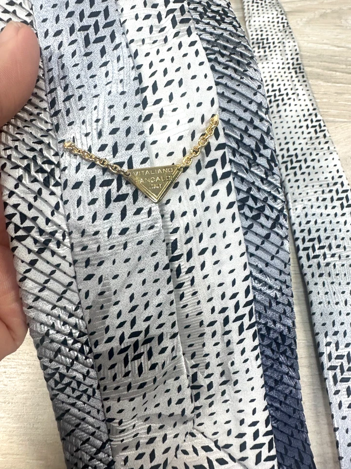 Corbata de seda italiana vibrante colorida plisada VITALIANO PANCALDI ITALIA 62" x 3,75" Foto 3 de 4