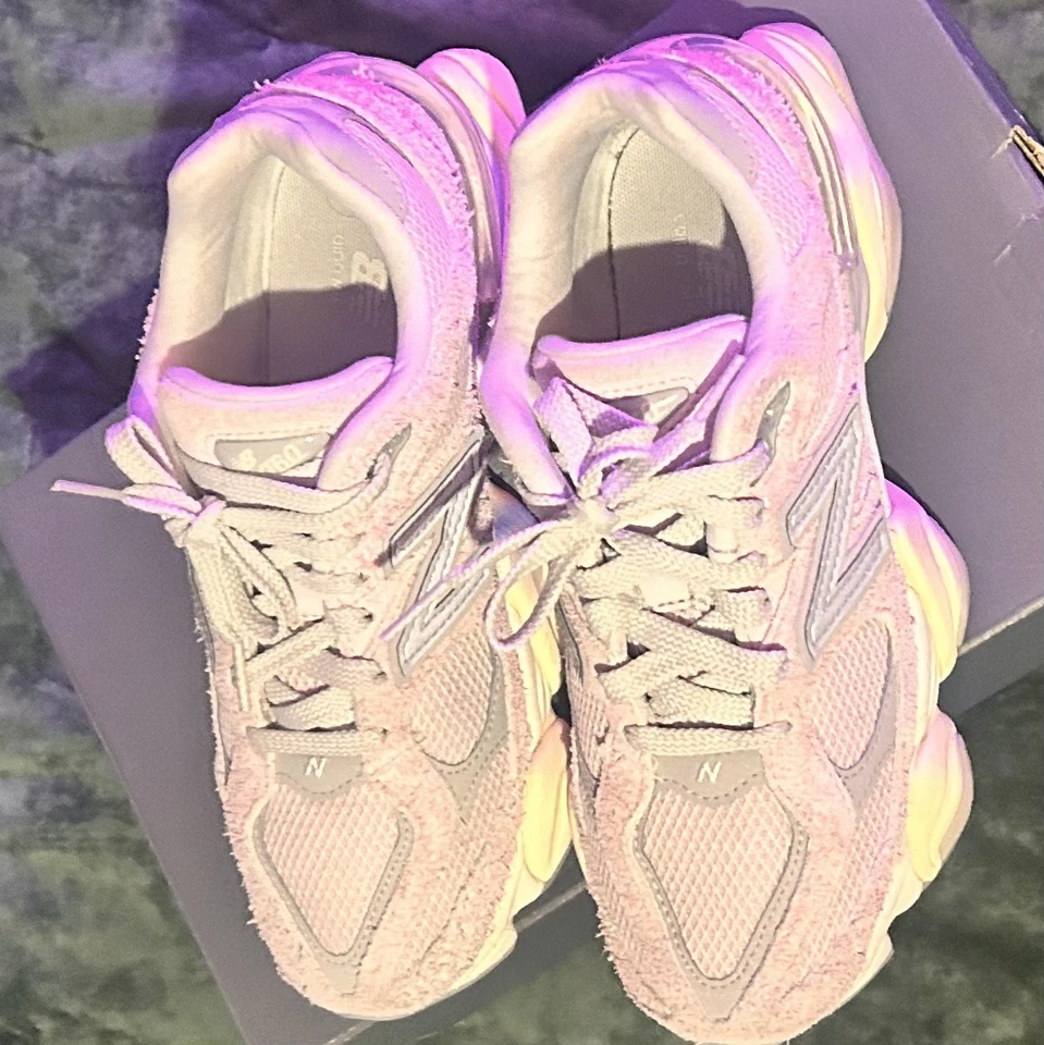 Camurça New Balance 9060 roxa branca U9060HSP feminina tamanho 7.5 - Imagem 4 de 4