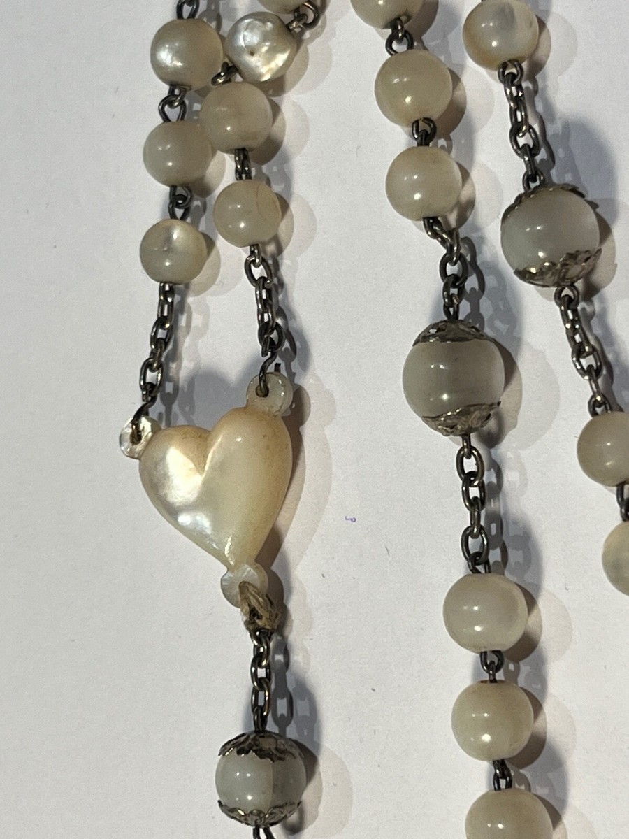 Collier Avec Pierre Blanche Et Croix Religieuse – Médaillon Photo – Occasion – Couleur Dominante Noir
