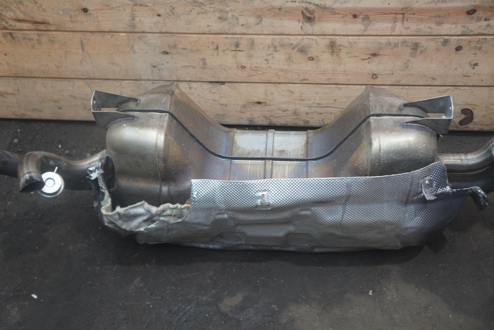 Rear Exhaust Muffler Silencer Tail Pipe 5.2L 420251051HX Audi R8 2011-12 *Note*