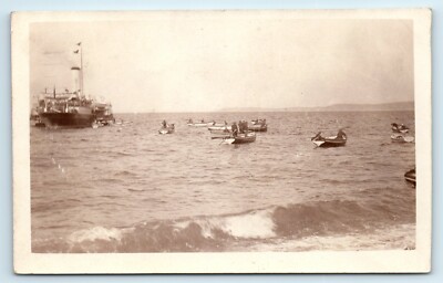 POSTKARTE DAMPFSCHIFF UND BOOTE AUSSTEIGENDE PASSAGIERE? RP UNIDENTIFIED 