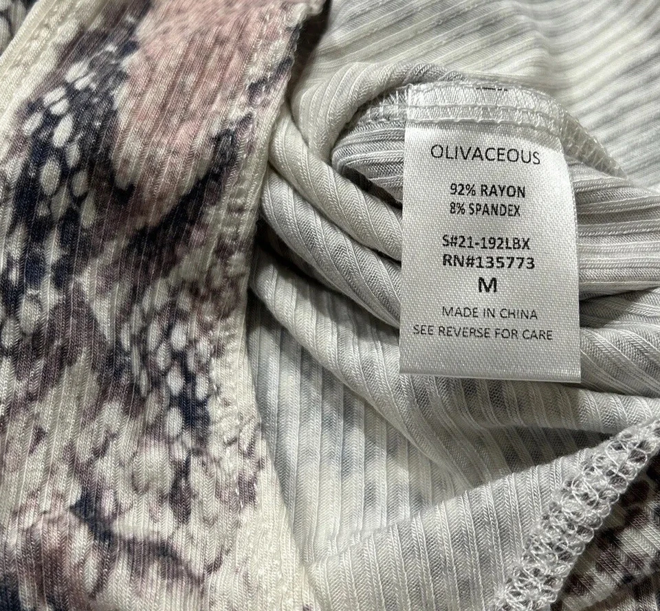 Body Olivaceous Talla Mediana Suave Manga Larga Cuello Redondo Estampado Reptil Rosa Foto 3 de 4