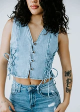 Wisteria Lane NWT Boe Light Wash Lace-Up Sides Button Down Denim Vest Medium