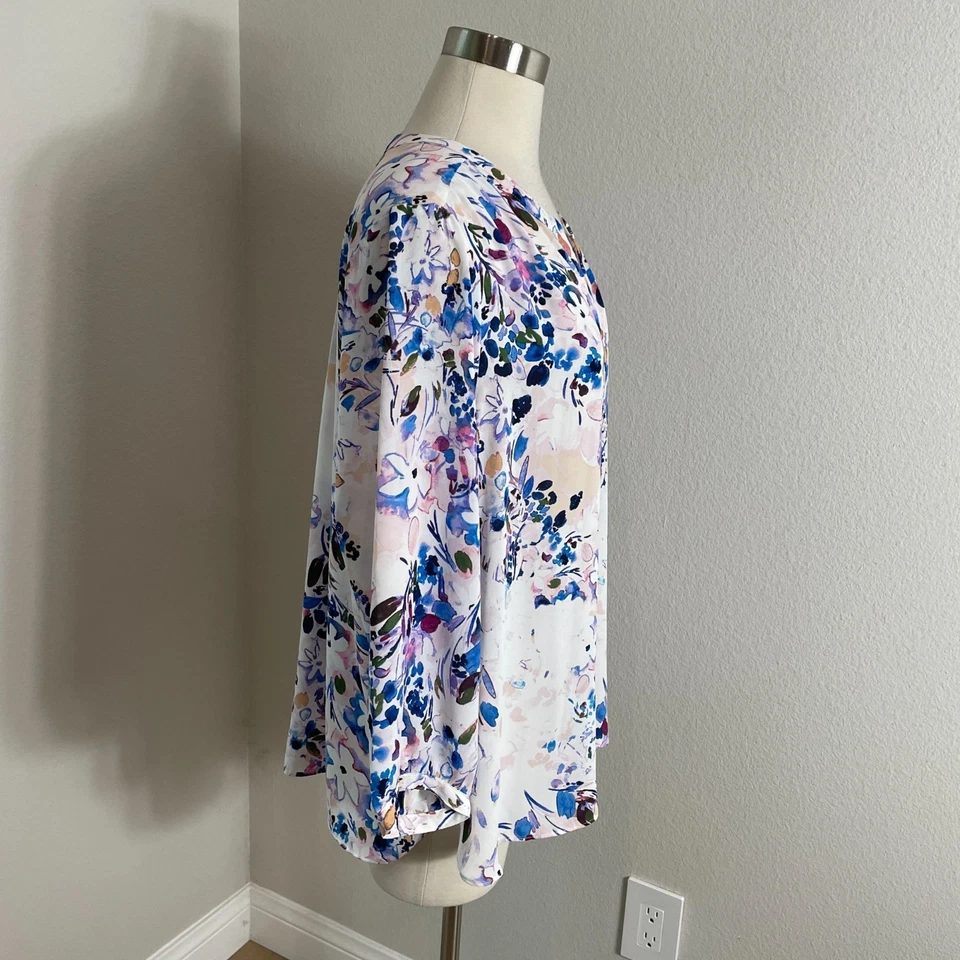 Blusa NYDJ feminina XL floral com botões leve manga 3/4 plissada nas costas - Imagem 3 de 4