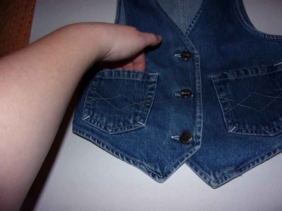 Arizona: Chaleco azul sin mangas pequeño con botones 4T para niñas. Foto 2 de 3