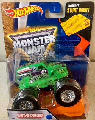 Hot Wheels 2016 Monster Jam #33 GRAVE DIGGER Green New Look w/ Stunt Ramp  *MOC*
