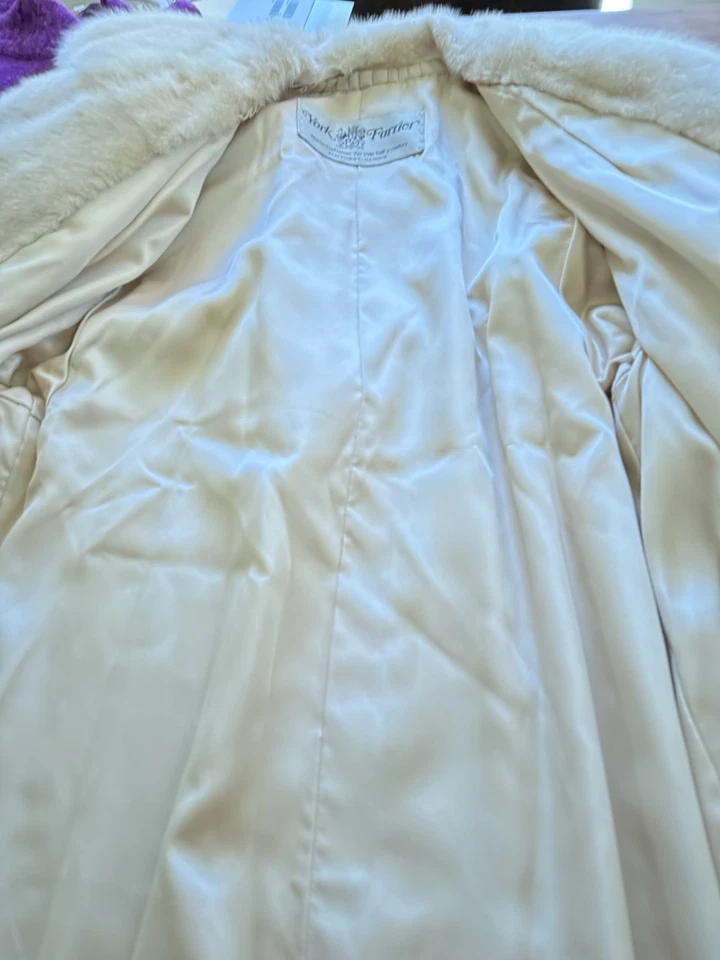 Precioso cochecito abrigo visón blanco vintage mediano para dama Foto 4 de 4