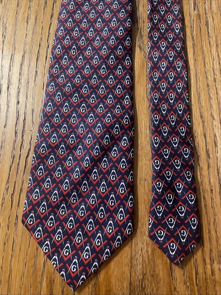 Corbata de seda geométrica para hombre vintage usada en excelente estado con remache de Boston hecha a mano Foto 4 de 4