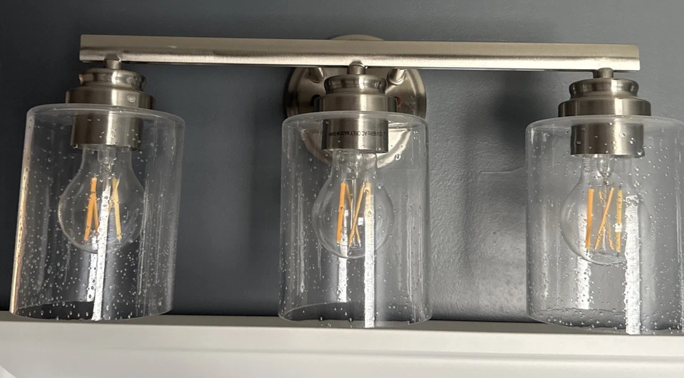 Tocador de 3 luces Bolden hecho a mano nuevo en caja, níquel pulido cepillado - 50503-BNK Foto 3 de 4