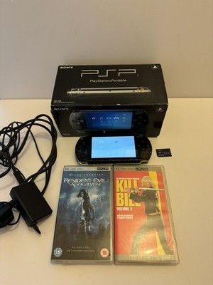 Boxed Sony PSP Konsole 1003 Schwarz & Offizielles Ladegerät + UMD & Memory Card Bundle