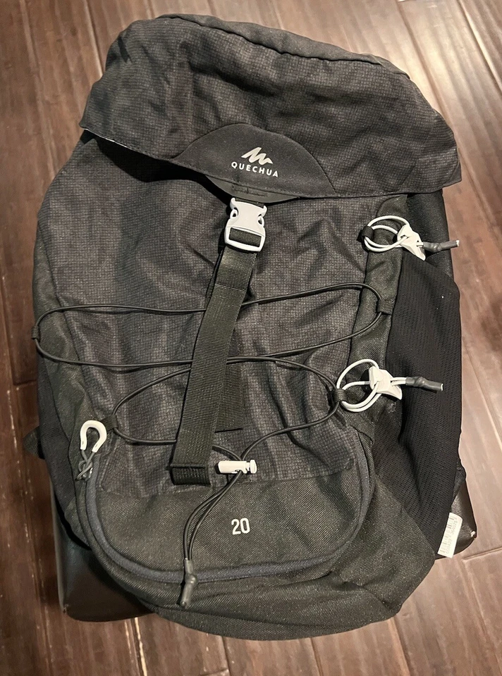 Mochila de caminhada Decathlon Quechua 20L refrigeração a ar preta - Imagem 2 de 4