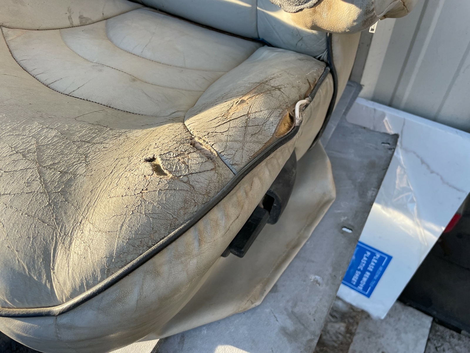 1999 VOLKSWAGEN RIALTA MOTORHOME PASSENGER FRONT LEFT & RIGHT LEATHER