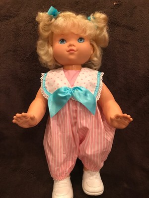 muñeca que gatea y camina