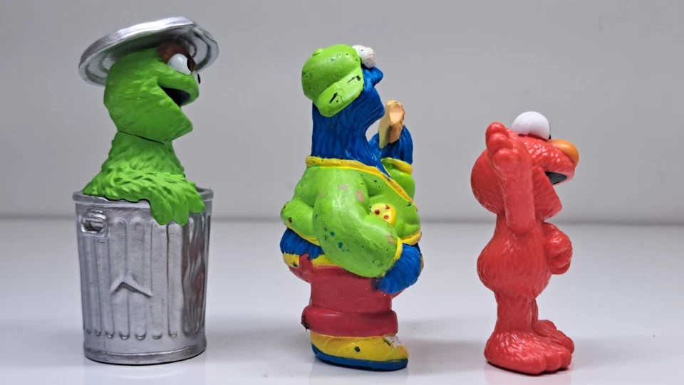 Sesame Street Garage Playset 3x Figures Cookie, Elmo, Monster Cookie & Oscar - Image 3 of 4