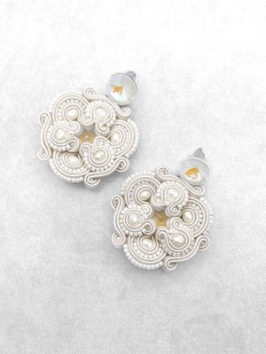 Handgefertigte elfenbeinfarbene Soutache Braut Ohrringe Unikat anmutiger Schmuck