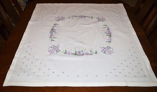 PRETTY IN PURPLE CHRISTMAS VILLAGE ! VINTAGE GERMAN LINEN BLEND TABLECLOTH - Picture 11 of 12