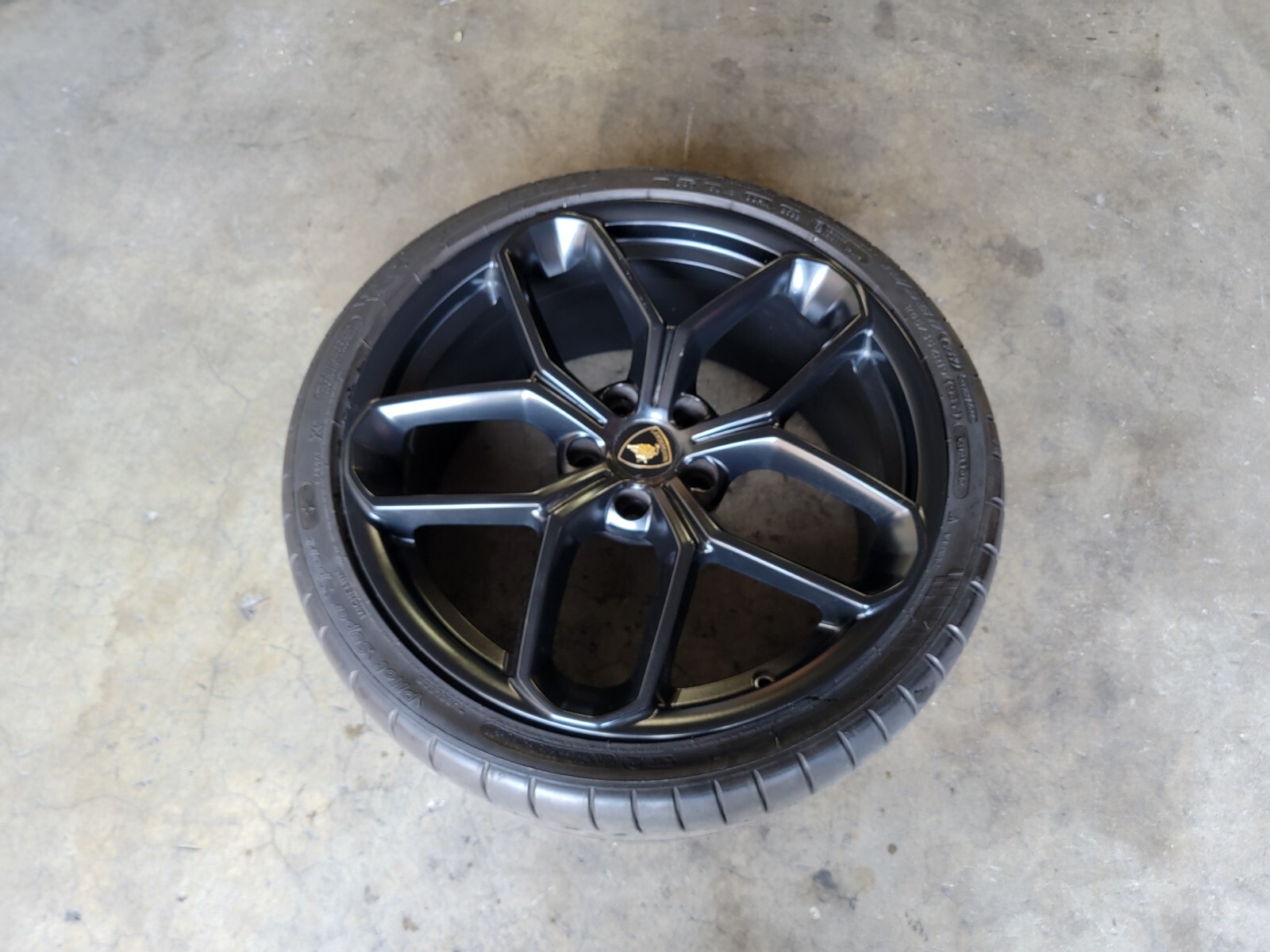 LAMBORGHINI HURACAN LP580 KARI FRONT WHEEL RIM WITH TIRE OEM 4T0601017 BLACK