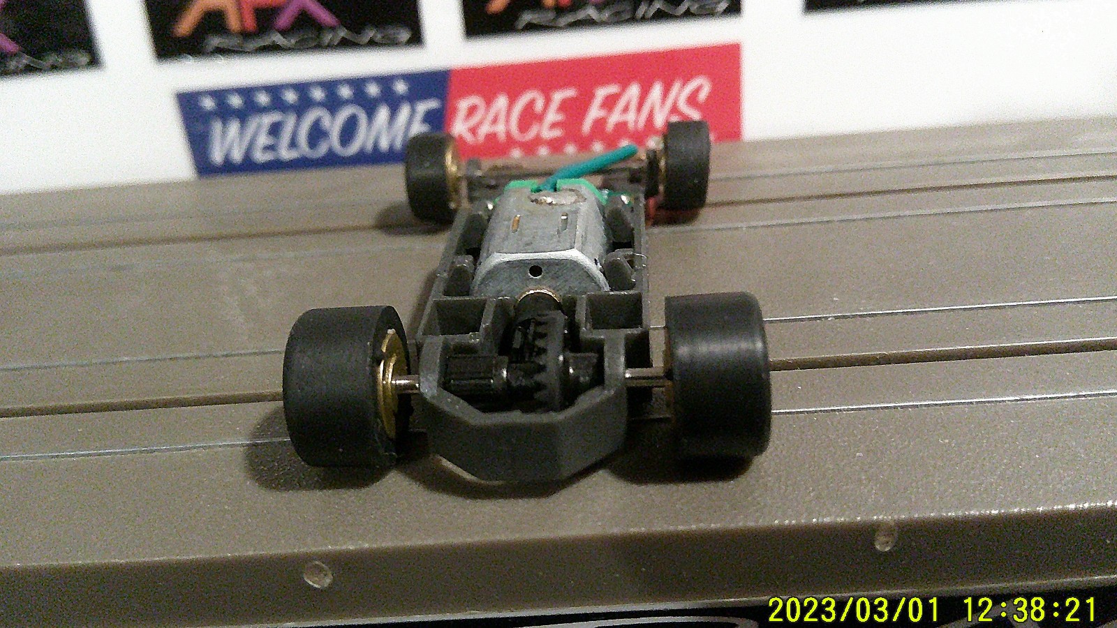 AFX RACING H.O. SCALE MEGA G+ 1.7 NARROW CHASSIS GOLD IN-LINE RIMS GREEN CAM
