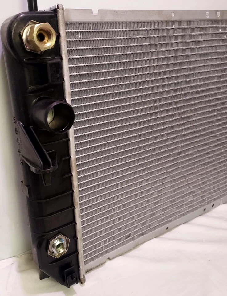 Conjunto de radiador TYC 2491 para 01-05 Cadillac DeVille y 01-03 Oldsmobile Aurora Foto 3 de 4